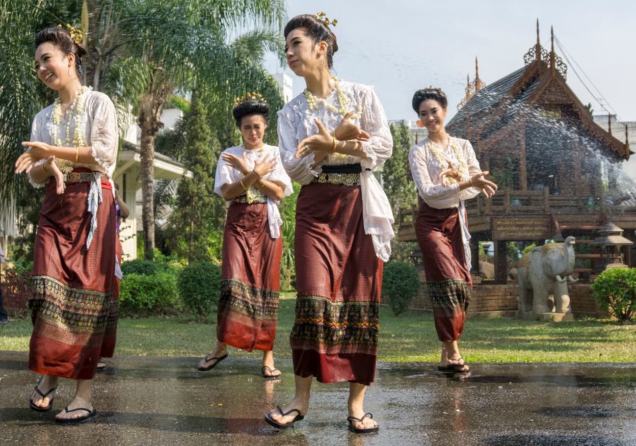 Quẩy Tung Nóc Với Lễ Hội Té Nước Songkran Mừng Năm Mới Tại Campuchia