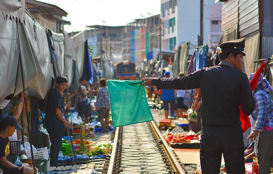 Chợ đường sắt Maeklong