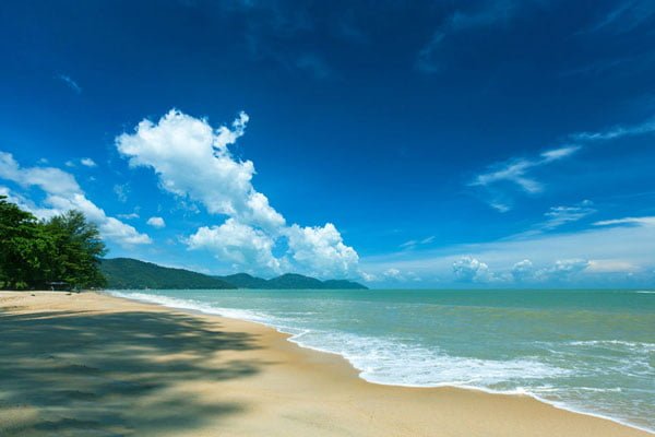 Bãi biển Batu Ferringhi trong xanh, bãi cát dài