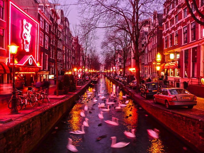 Mặc dù là khu vực nhạy cảm, “phố đèn đỏ” ở Amsterdam vẫn là một trong những đặc trưng hấp dẫn của 1 Hà Lan phóng khoáng