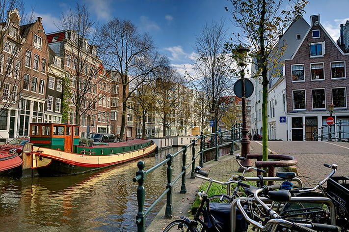 Raamgracht, một trong những con kênh yên bình thơ mộng và đẹp nhất với những ngôi nhà thơm ngát mùi hoa hồng ở thành phố Amsterdam