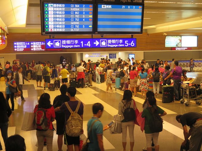 Ảnh minh họa: Du khách làm thủ tục tại sân bay Đài Bắc, Đài Loan /// T.T