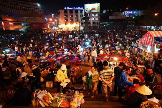 Chợ đêm Đà Lạt. 