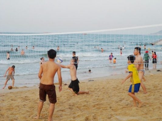 Chơi bóng chuyền ở bãi biển Thiên Cầm (ảnh sưu tầm)