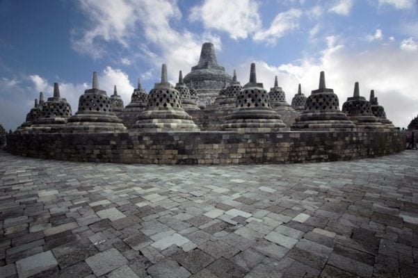 Tầng thứ ba với các bảo tháp Phật được xếp đồng tâm