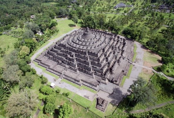 Borobudur là một ngôi đền bằng đá đồ sộ