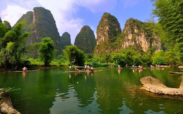 Đi thuyền ngắm cảnh đẹp dòng sông Li (ảnh st)
