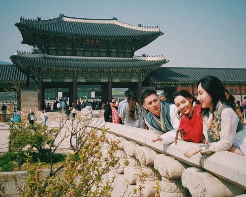 Chụp ảnh với Hanbok ở cung Gyeong Bok