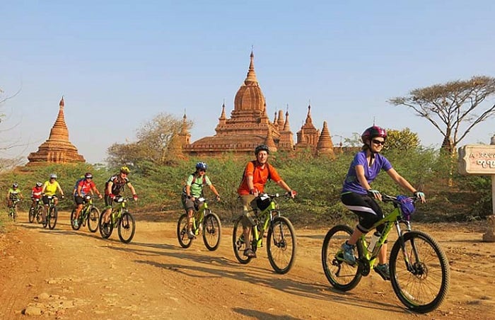 Du khách thăm quan Bagan bằng xe đạp