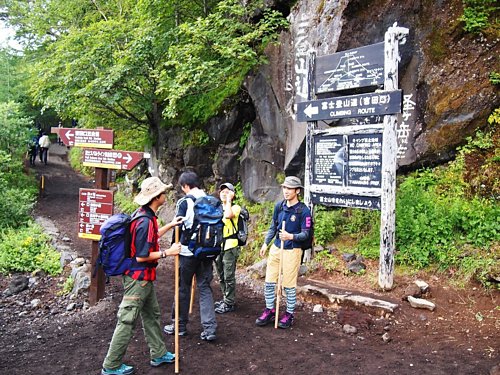 Leo núi Phú Sĩ mùa hè là một trong những hoạt động được nhiều du khách yêu thích. Ảnh: Japantimes.