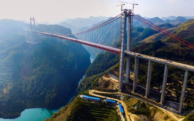 Cầu treo khổng lồ bắc qua sông Thanh Thủy (ảnh sưu tầm)