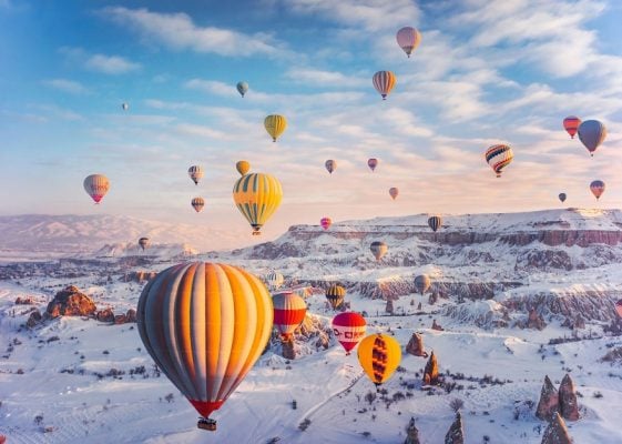 Cappadocia với hàng trăm khinh khí cầu cùng bay lên không trung mùa tuyết phủ 