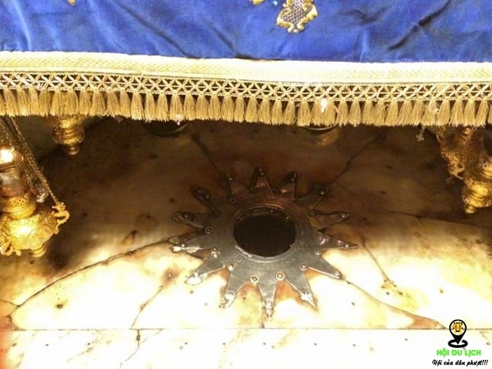 Dưới ngôi sao bạc 14 cánh này là hang đá nơi được cho là Đức Mẹ Mary đã sinh hạ chúa Jesu