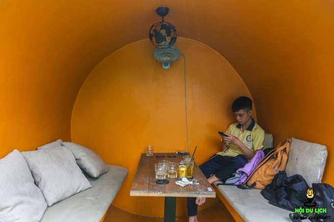 Quán cà phê cho khách ngồi trong ống cống ở Sài Gòn