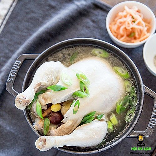 Samgye-tang, súp gà nhân sâm là món ăn được nhiều người Hàn Quốc lựa chọn để giải nhiệt cơ thể. Món ăn được chế biến từ gạo và các nguyên liệu thảo mộc như táo tàu, gừng, rễ cam thảo... Sau khi được nhồi vào thân, gà sẽ được luộc chín và ăn cùng với nước dùng. Ảnh: My Korean Kitchen.