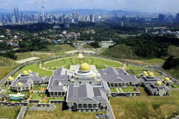 Istana Nurul Iman hoành tráng trên một ngọn đồi phủ đầy cây xanh