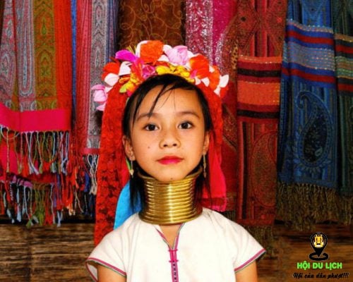 Những bé gái đeo vòng cổ từ 5 tuổi- ảnh sưu tầm