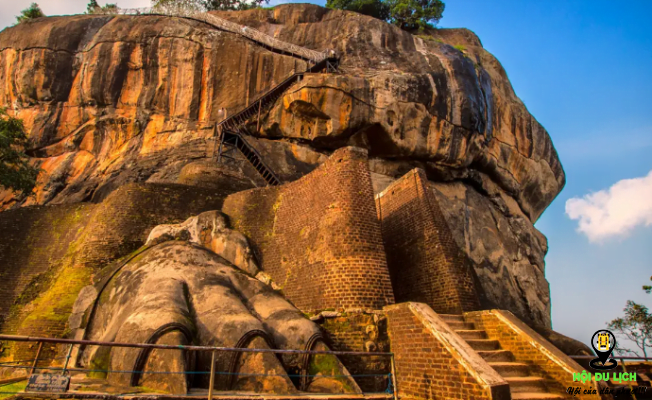 Cổng vào núi đá có hình chân con sư tử- ảnh sưu tầm 