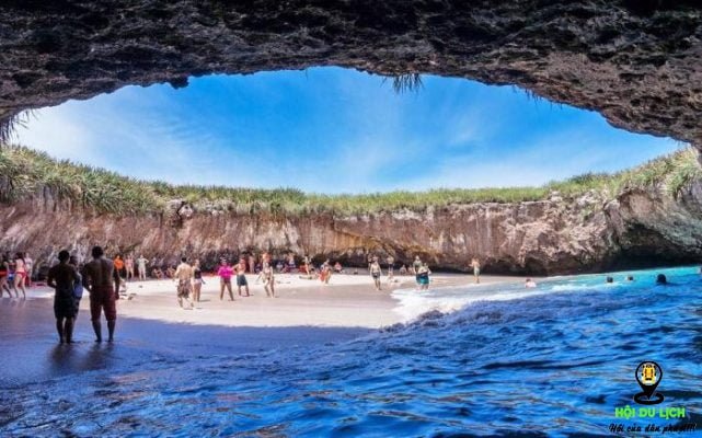 Một trong các hang tại biển Hidden, Mexico