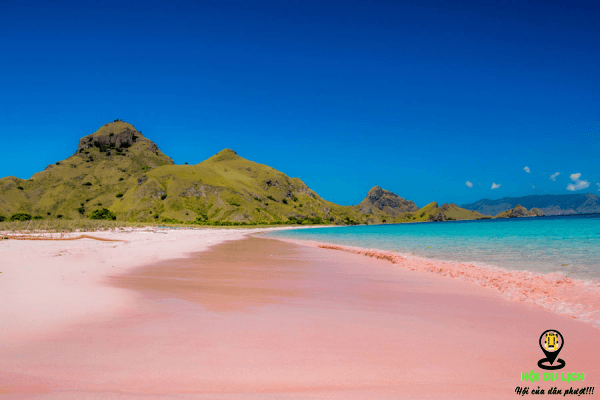 Bãi biển hồng Komodo với sắc xanh nước biển và núi tạo nên bức tranh yên bình
