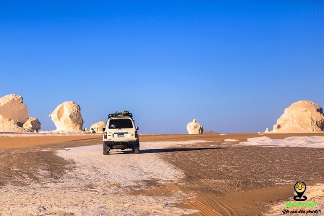 Sa mạc Trắng là địa điểm du lịch cho những ai thích mạo hiểm.