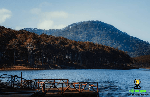 Cây cầu gỗ đẹp thơ mộng ở hồ Tuyền Lâm (ảnh sưu tầm)
