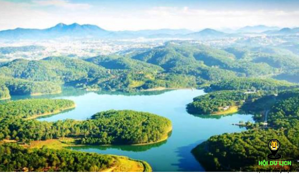 Khung cảnh hồ Tuyền Lâm nổi bật với những ốc đảo nhỏ xinh (ảnh sưu tầm)