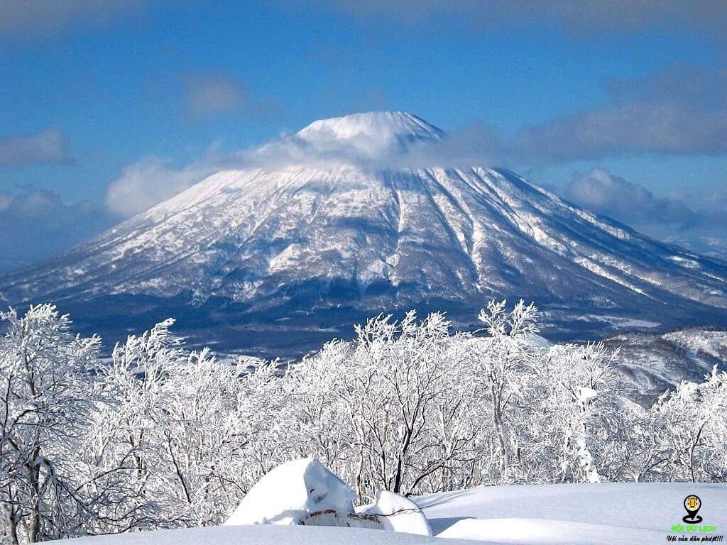 Núi Phú Sỹ tuyết phủ quanh năm một màu trắng xóa