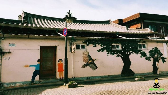 Chiêm ngưỡng những bức tranh tường dọc làng Hanok Bukchon ( ảnh sưu tầm)