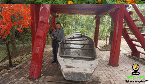Chiếc thuyền độc mộc lớn nhất Việt Nam ở Troh Bư (ảnh sưu tầm) 