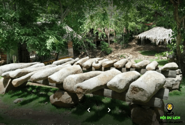 Dàn chiêng đá cổ ở khu du lịch Troh Bư ( ảnh sưu tầm)