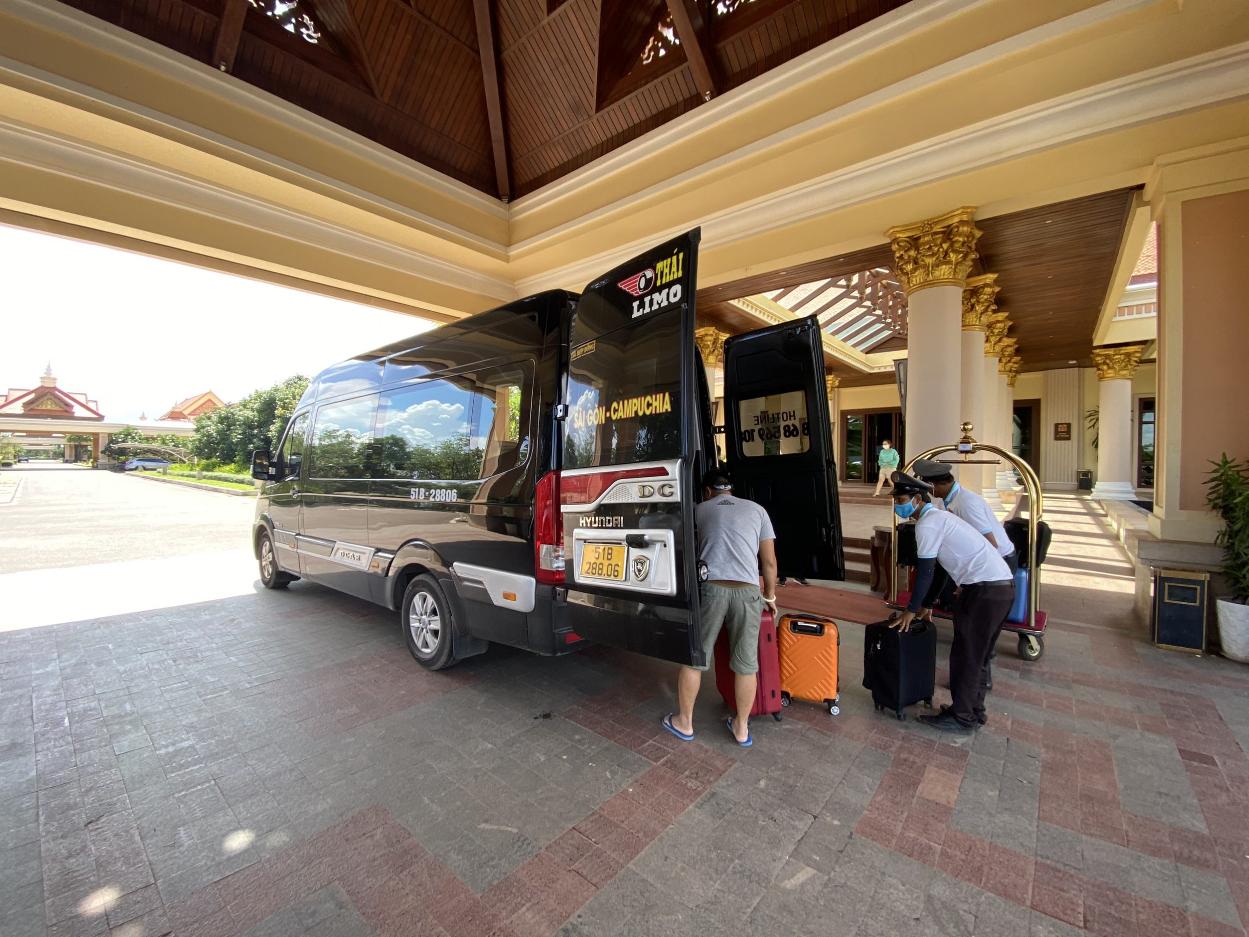 Việt Nam-Campuchia nối lại tuyến du lịch đường bộ và hàng không